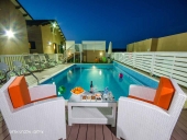 בחצר של עליזה